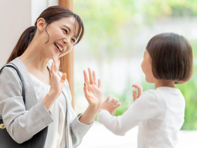 保護者が安心して子供を預けている様子